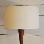 Lampadaire en bois de Joseph-André Motte edition Disderot