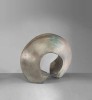 Céramique sculpture boucle grise de Mireille Moser