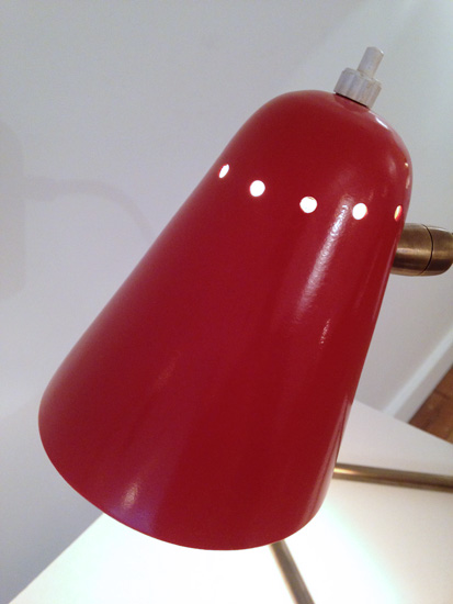 mathieu_lampe_cocotte_rouge_pied_laiton_1950_design_meublesetlumieres_2.jpg