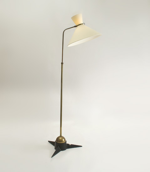 mathieu_lampadaire_laiton_base_etoile_1950_design_meublesetlumieres_1.jpg