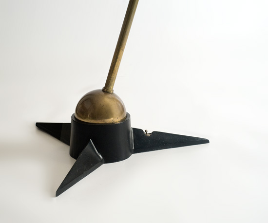 mathieu_lampadaire_laiton_base_etoile_1950_design_meublesetlumieres_3.jpg