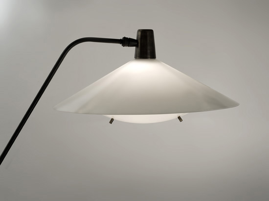 mathieu_lampadaire_contrepoids_metal_lacque_perpex_1960_design_meublesetlumieres_5.jpg