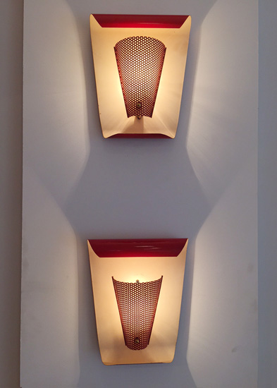biny-paire-appliques-rouges-courbes-metal-perfore-luminaire-1950-galerie-meublesetlumieres-paris-1.jpg