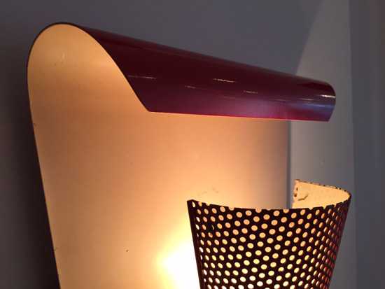 biny-paire-appliques-rouges-courbes-metal-perfore-luminaire-1950-galerie-meublesetlumieres-paris-4.jpg