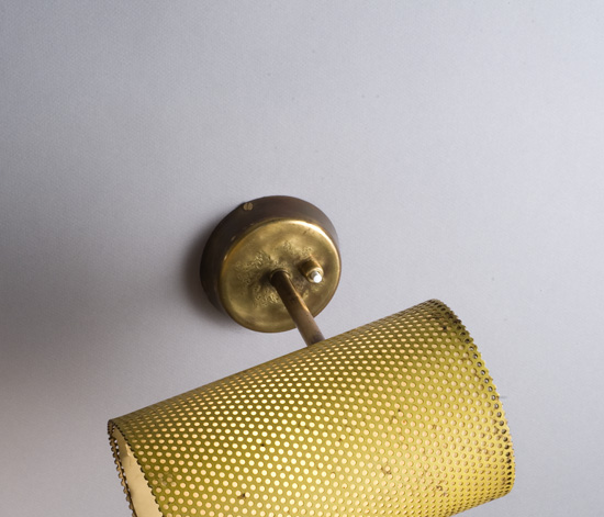 mathieu_applique_tube_metal_perfore_jaune_laiton_design_meublesetlumieres_2.jpg