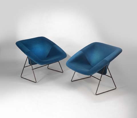 Paire_de_fauteuils_Corb_bleu_de_ARP_tissu_kvadrat_1.jpg