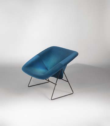 Paire_de_fauteuils_Corb_bleu_de_ARP_tissu_kvadrat_2.jpg