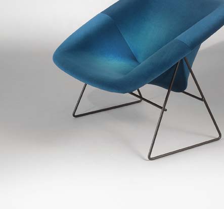 Paire_de_fauteuils_Corb_bleu_de_ARP_tissu_kvadrat_5.jpg