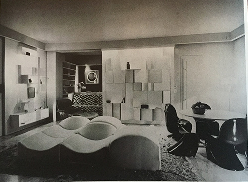 La_maison_francaise_n_193_mai_1973_canape_Asmara_Bernard_Govin_etagere_table_chaise_Verner_Panton_copie.jpg